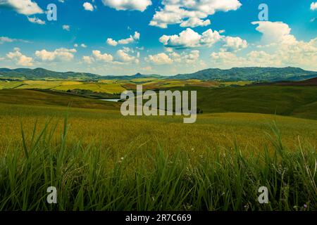 Magnifique paysage panoramique de Toscane avec collines verdoyantes le matin, Volterra Banque D'Images