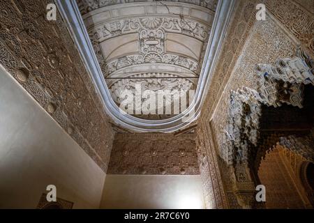 Plafond avec aigle et manteau espagnol d'Armas à la salle de Muqarnas (Sala de los Mocabes) au palais Nasrid de l'Alhambra - Grenade, Andalousie, Espagne Banque D'Images