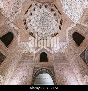 Plafond avec Muqarnas dans la salle des deux Sœurs (Sala de las dos Hermanas) aux palais Nasrides de l'Alhambra - Grenade, Andalousie, Espagne Banque D'Images