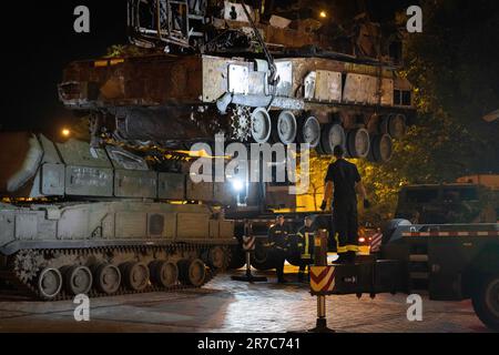 Kiev, Oblast de Kiev, Ukraine. 14th juin 2023. Les travailleurs utilisent une grue pour ajouter d'autres véhicules détruits à une exposition en cours qui expose des équipements militaires russes détruits sur la place Saint MichaelÃs à Kiev, en Ukraine, sur 14 juin 2023. Les forces armées de UkraineÃs ont lancé leur contre-offensive la semaine dernière et prétendent avoir fait des progrès, y compris la libération des villages en première ligne Blahodatne, Makarivka et Storozheve. (Credit image: © Daniel Carde/ZUMA Press Wire) USAGE ÉDITORIAL SEULEMENT! Non destiné À un usage commercial ! Banque D'Images