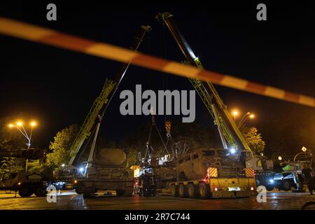 Kiev, Oblast de Kiev, Ukraine. 14th juin 2023. Les travailleurs utilisent une grue pour ajouter d'autres véhicules détruits à une exposition en cours qui expose des équipements militaires russes détruits sur la place Saint MichaelÃs à Kiev, en Ukraine, sur 14 juin 2023. Les forces armées de UkraineÃs ont lancé leur contre-offensive la semaine dernière et prétendent avoir fait des progrès, y compris la libération des villages en première ligne Blahodatne, Makarivka et Storozheve. (Credit image: © Daniel Carde/ZUMA Press Wire) USAGE ÉDITORIAL SEULEMENT! Non destiné À un usage commercial ! Banque D'Images