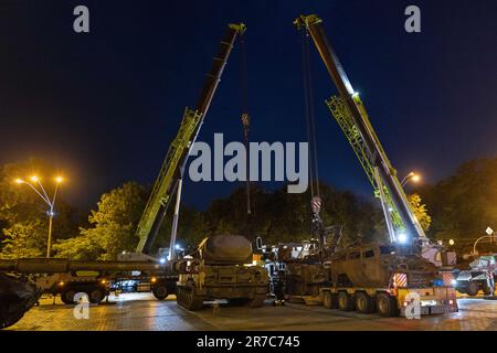 Kiev, Oblast de Kiev, Ukraine. 14th juin 2023. Les travailleurs utilisent une grue pour ajouter d'autres véhicules détruits à une exposition en cours qui expose des équipements militaires russes détruits sur la place Saint MichaelÃs à Kiev, en Ukraine, sur 14 juin 2023. Les forces armées de UkraineÃs ont lancé leur contre-offensive la semaine dernière et prétendent avoir fait des progrès, y compris la libération des villages en première ligne Blahodatne, Makarivka et Storozheve. (Credit image: © Daniel Carde/ZUMA Press Wire) USAGE ÉDITORIAL SEULEMENT! Non destiné À un usage commercial ! Banque D'Images