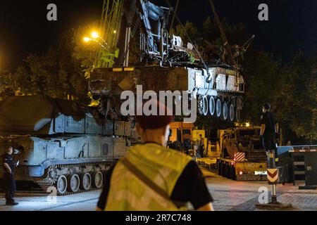 Kiev, Oblast de Kiev, Ukraine. 14th juin 2023. Les travailleurs utilisent une grue pour ajouter d'autres véhicules détruits à une exposition en cours qui expose des équipements militaires russes détruits sur la place Saint MichaelÃs à Kiev, en Ukraine, sur 14 juin 2023. Les forces armées de UkraineÃs ont lancé leur contre-offensive la semaine dernière et prétendent avoir fait des progrès, y compris la libération des villages en première ligne Blahodatne, Makarivka et Storozheve. (Credit image: © Daniel Carde/ZUMA Press Wire) USAGE ÉDITORIAL SEULEMENT! Non destiné À un usage commercial ! Banque D'Images