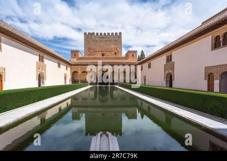 Cour des Myrtles (patio de los Arrayanes) au Palais Comares aux Palais Nasrides de l'Alhambra - Grenade, Andalousie, Espagne Banque D'Images