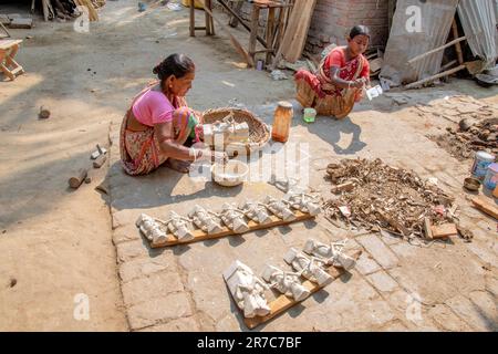 image du procédé de fabrication de poupées en bois et du produit fini Banque D'Images