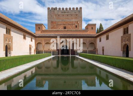 Cour des Myrtles (patio de los Arrayanes) au Palais Comares aux Palais Nasrides de l'Alhambra - Grenade, Andalousie, Espagne Banque D'Images