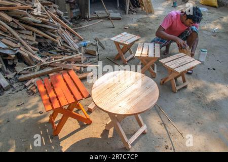 image du procédé de fabrication de poupées en bois et du produit fini Banque D'Images