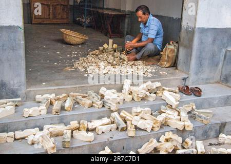 image du procédé de fabrication de poupées en bois et du produit fini Banque D'Images