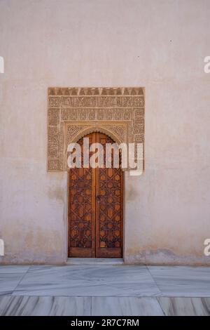 Porte à la Cour des Myrtles (patio de los Arrayanes) dans le Palais Comares aux Palais Nasrides de l'Alhambra - Grenade, Andalousie, Espagne Banque D'Images