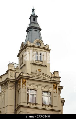 Prague, République tchèque. 10.05.2019: Vue rapprochée de la façade avec fenêtres des anciens bâtiments historiques de Prague. Photo des bâtiments abandonnés dans Th Banque D'Images