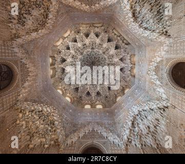 Plafond avec Muqarnas dans la salle des deux Sœurs (Sala de las dos Hermanas) aux palais Nasrides de l'Alhambra - Grenade, Andalousie, Espagne Banque D'Images