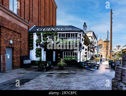 Kelly’s Cellars, le plus ancien pub de Belfast se décrit comme un bar et non comme un restaurant. Construit en 1720, le bar accueille des musiciens et de la musique locale. Banque D'Images