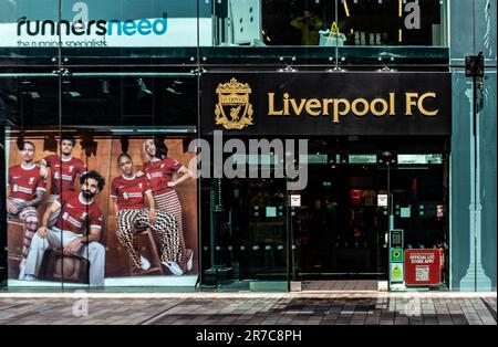 Boutique du Liverpool football Club à Castle Lane, Belfast, Irlande du Nord. Vente de souvenirs sportifs et d'articles de sport liés au Liverpool FC. Banque D'Images