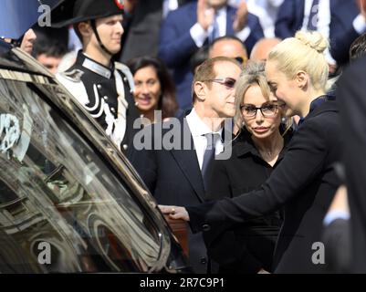 Milan, Italie. 14th juin 2023. Les membres de la famille de Silvio Berlusconi assistent aux funérailles d'État à Milan, en Italie, sur 14 juin 2023. Des milliers de personnes ont fait le tour du Duomo di Milano à Milan mercredi pour faire leurs adieux à Silvio Berlusconi, le magnat des médias italiens et ancien Premier ministre décédé lundi à l'âge de 86 ans. Crédit: Alberto Lingria/Xinhua/Alay Live News Banque D'Images