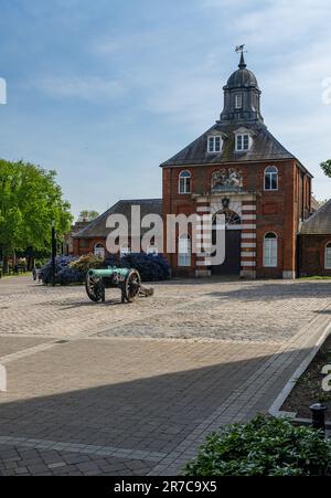 Canon antique à l'extérieur de la fonderie de laiton Royal dans le développement de Royal Arsenal Riverside Banque D'Images