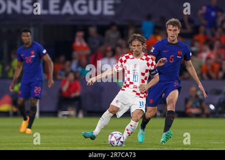 Stadion Feyenoord, pays-Bas. 14th juin 2023. STADION FEYENOORD, PAYS-BAS - JUIN 14: Luka Modric de Croatie bataille pour possession avec Mats Wieffer des pays-Bas pendant le match semi-final de l'UEFA Nations League 2023 entre les pays-Bas et la Croatie à Rotterdam sur 14 juin 2023 à Stadion Feyenoord, pays-Bas (photo d'Andre Weening/Orange Pictures) Credit: Orange pics BV/Alay Live News Banque D'Images