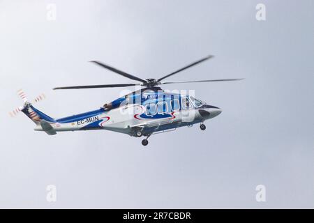 Agusta-Westland AW-139 exploité par Helity Copter Airlines capturé dans la phase de descente pour atterrir à Ceuta Heliport, Espagne. Banque D'Images