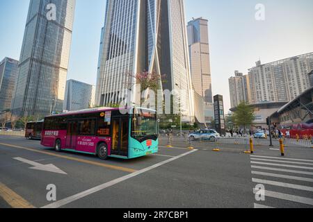 SHENZHEN, CHINE - 27 NOVEMBRE, 2019: Bus BYD vu dans le district de Shenzhen Futian dans la soirée. Banque D'Images