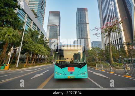 SHENZHEN, CHINE - 27 NOVEMBRE, 2019: Bus BYD vu dans le district de Shenzhen Futian dans la soirée. Banque D'Images