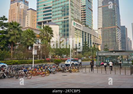 SHENZHEN, CHINE - 27 NOVEMBRE, 2019: Shenzhen paysage urbain dans la soirée. Banque D'Images