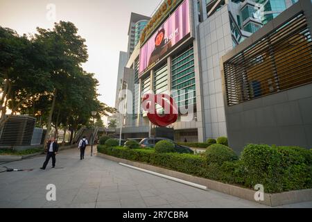 SHENZHEN, CHINE - 27 NOVEMBRE, 2019: Shenzhen paysage urbain dans la soirée. Banque D'Images