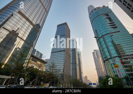 SHENZHEN, CHINE - 27 NOVEMBRE, 2019: Shenzhen paysage urbain dans la soirée. Banque D'Images