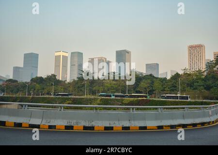 SHENZHEN, CHINE - 27 NOVEMBRE, 2019: Shenzhen paysage urbain dans la soirée. Banque D'Images