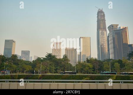 SHENZHEN, CHINE - 27 NOVEMBRE, 2019: Shenzhen paysage urbain dans la soirée. Banque D'Images