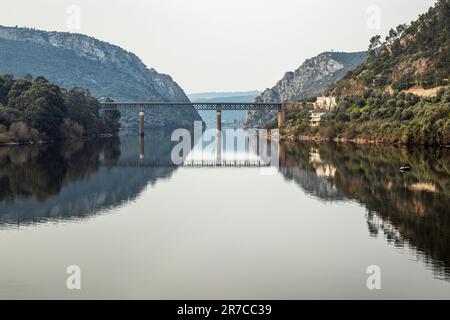 Vue sur le Tage à Vila Velha de Ródão, Portugal, et en arrière-plan le pont routier et le monument naturel Portas de Ródão. Banque D'Images