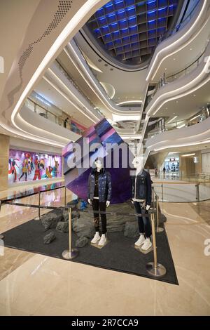 SHENZHEN, CHINE - 27 NOVEMBRE 2019 : mannequins habillés et installation vus au centre commercial One Avenue. Banque D'Images