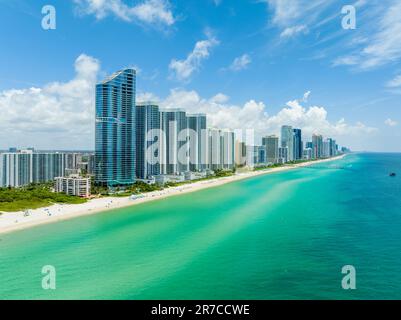 Sunny Isles Beach, FL, Etats-Unis - 14 juin 2023: Photo aérienne les Ritz Carlton Residences Banque D'Images