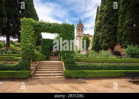 Jardins d'El Partal à l'Alhambra avec église de Santa Maria de la Alhambra - Grenade, Andalousie, Espagne Banque D'Images