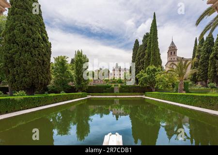 Piscine du Palais du Partal dans le quartier El Partal de l'Alhambra avec jardins du Partal et église de Santa Maria de la Alhambra - Grenade, Andalousie, Espagne Banque D'Images