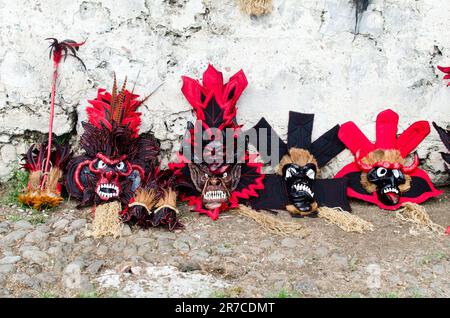 Détail des masques captivants de Colon Diablos mettant en valeur la richesse de la culture du Congo Banque D'Images
