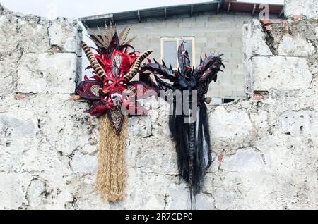 Détail des masques captivants de Colon Diablos mettant en valeur la richesse de la culture du Congo Banque D'Images