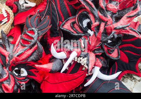 Détail des masques captivants de Colon Diablos mettant en valeur la richesse de la culture du Congo Banque D'Images
