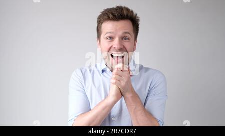 Le jeune homme européen est très surpris et ouvre la bouche dans l'étonnement Banque D'Images