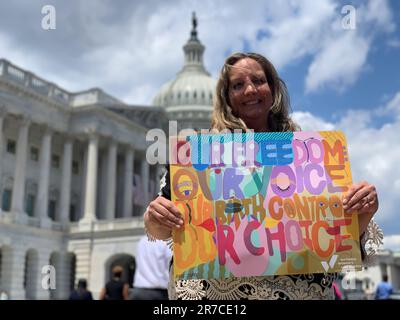 14 juin 2023, Washington, District de Columbia, Etats-Unis: AccessMattersÃ AUDREY ANN ROSS tient une "notre liberté notre voix contrôle des naissances notre choix" lors d'un événement annonçant la réintroduction de la loi sur le droit à la contraception au Congrès. Cette loi codifierait et renforcerait le droit à la contraception que les États-Unis Cour suprême reconnue dans l'arrêt Griswold c. Connecticut. (Credit image: © Sue Dorfman/ZUMA Press Wire) USAGE ÉDITORIAL SEULEMENT! Non destiné À un usage commercial ! Banque D'Images