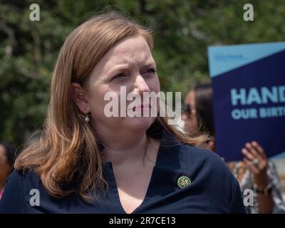 14 juin 2023, Washington, District de Columbia, Etats-Unis: La congressiste LIZZIE FLETCHER (D-TX) apporte son soutien à la législation qui codifierait le droit à la contraception. Dans le sillage des États-Unis La décision suprême du CourtÃs de renverser Roe c. Wade, la loi sur le droit à la contraception renforcerait la CourtÃs décision suprême dans l'affaire Griswold c. Connecticut de 1965. (Credit image: © Sue Dorfman/ZUMA Press Wire) USAGE ÉDITORIAL SEULEMENT! Non destiné À un usage commercial ! Banque D'Images