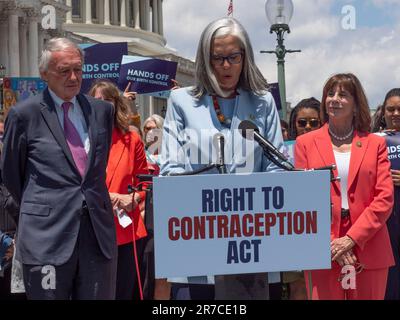 14 juin 2023, Washington, District de Columbia, Etats-Unis: Le whip de la Chambre minoritaire KATHERINE CLARKE (D-ma) s'exprime en faveur de la loi sur le droit à la contraception, présentée par la Représentante KATHY MANNING (D-NC) et le sénateur EDWARD MARKEY (D-ma). Cette loi codifierait l'accès à tous les contrôles des naissances approuvés par la FDA dans la loi fédérale. (Credit image: © Sue Dorfman/ZUMA Press Wire) USAGE ÉDITORIAL SEULEMENT! Non destiné À un usage commercial ! Banque D'Images