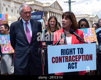 14 juin 2023, Washington, District de Columbia, Etats-Unis: La congressiste KATHY MANNING (D-NC) et le sénateur EDWARD MARKEY (D-ma) réintroduisent la loi sur le droit à la contraception. Le représentant de Manning note que cette loi protège AmericansÃ la capacité d'obtenir des soins de santé reproductive essentiels, sans ingérence politique. Il a adopté la Chambre lors de la dernière session avec le soutien bipartisan. (Credit image: © Sue Dorfman/ZUMA Press Wire) USAGE ÉDITORIAL SEULEMENT! Non destiné À un usage commercial ! Banque D'Images