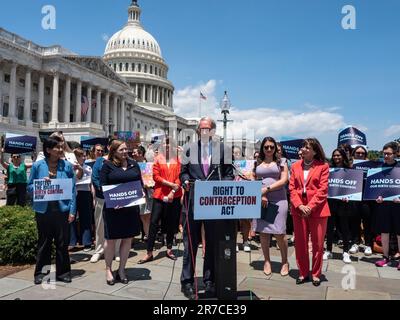 14 juin 2023, Washington, District de Columbia, États-Unis : Le sénateur EDWARD J. MARKEY (D-ma) demande au Congrès d'adopter une loi protégeant womenÃs la santé et codifiant l'accès à tous les contrôles des naissances approuvés par la FDA dans le droit fédéral.Markey, avec son collègue, la Représentante KATHY MANNING (D-NC), a réintroduit la loi sur le droit à la contraception dans leurs chambres respectives. Ce projet de loi codifierait l'accès à tous les contrôles des naissances approuvés par la FDA dans la loi fédérale. (Credit image: © Sue Dorfman/ZUMA Press Wire) USAGE ÉDITORIAL SEULEMENT! Non destiné À un usage commercial ! Banque D'Images