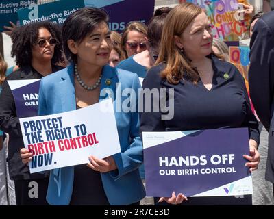 14 juin 2023, Washington, District de Columbia, Etats-Unis: La congressiste JUDY CHU (D-CA) et LIZZIE FLETCHER (D-TX) Écoutez le sénateur Edward Markey décrit la législation sur le droit au contrôle des naissances que lui et la députée Kathy Manning réintroduisent au Congrès. La loi sur le droit à la contraception a été adoptée par les deux chambres au cours de la dernière session, mais n'est pas encore devenue loi. (Credit image: © Sue Dorfman/ZUMA Press Wire) USAGE ÉDITORIAL SEULEMENT! Non destiné À un usage commercial ! Banque D'Images