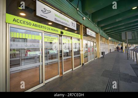 MADRID, ESPAGNE - VERS JANVIER 2020 : entrée à l'aéroport de Madrid-Barajas. Banque D'Images