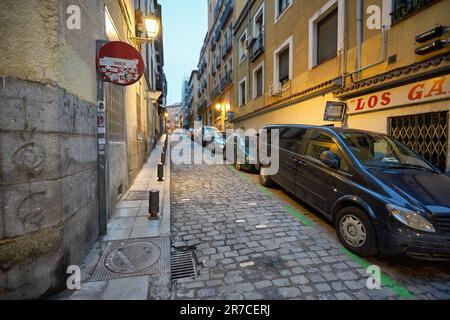 MADRID, ESPAGNE - VERS JANVIER 2020 : vue de madrid au niveau de la rue. Banque D'Images