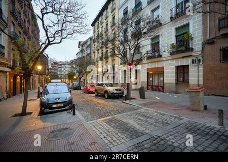 MADRID, ESPAGNE - VERS JANVIER 2020 : vue de madrid au niveau de la rue. Banque D'Images