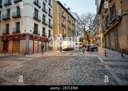 MADRID, ESPAGNE - VERS JANVIER 2020 : vue de madrid au niveau de la rue. Banque D'Images