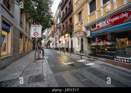 MADRID, ESPAGNE - VERS JANVIER 2020 : vue de madrid au niveau de la rue. Banque D'Images