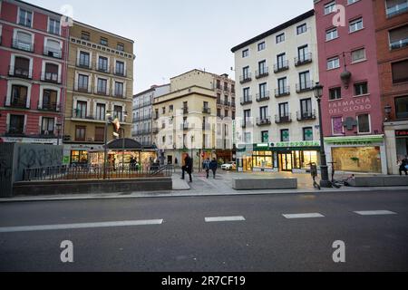 MADRID, ESPAGNE - VERS JANVIER 2020 : vue de madrid au niveau de la rue. Banque D'Images