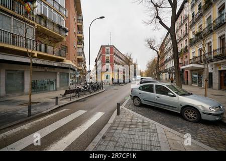 MADRID, ESPAGNE - VERS JANVIER 2020 : vue de madrid au niveau de la rue. Banque D'Images